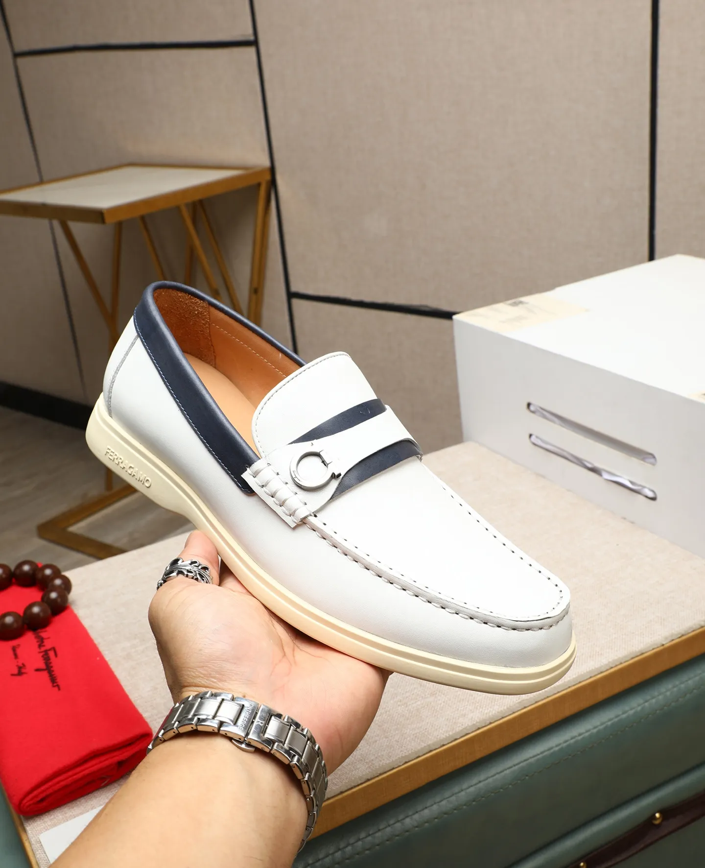 Men's shoes 💰580 📛📛(water-dyed cow lining) Salvatore Ferragamo high-end (Salvatore Ferragamo) is the top international luxury footwear brand. It comes from the fashion kingdom of Italy. It is famous all over the world for its traditional handmade design and novel styles... 🚶🏻🚶🏻New suit shoes are available simultaneously at the counter. This style is purely handmade. The fabric is imported Italian calfskin➕Soft water-dyed cowhide lining. Original authentic outsole🌀🌀Size: 38➖44 (45 46 customized)
